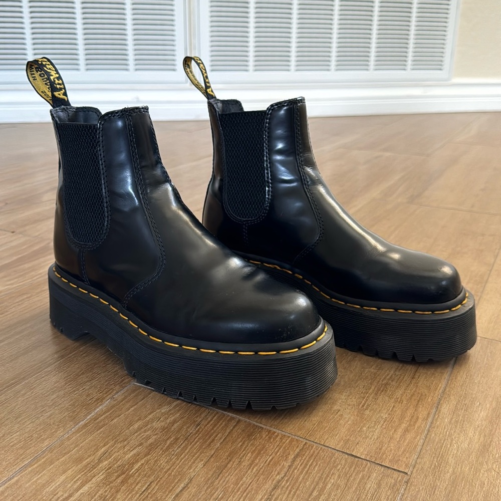 Dr. Martens 2976 Smooth Leather Platform Chelsea Boots Size 5 US M/ 6 US L/ 4 UK